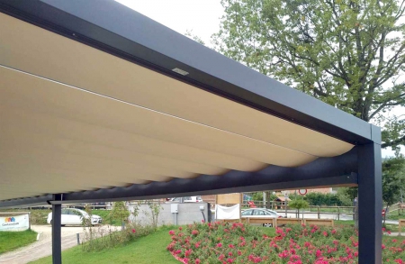 Pergola con telo a falde bio-onda